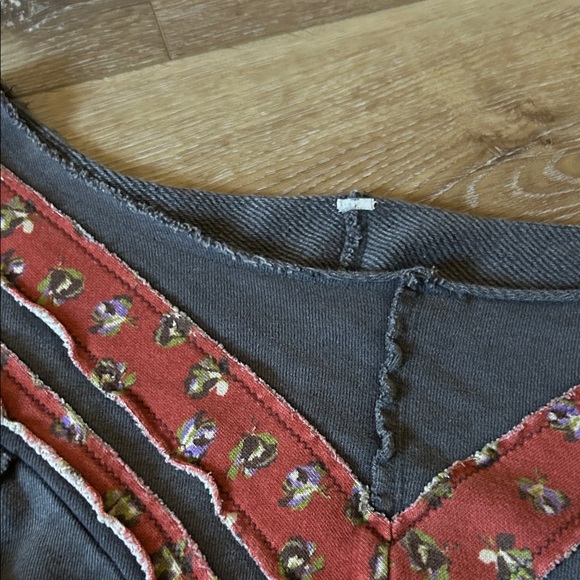 Free People super cropped off the shoulder light sweatshirt - Picture 2 of 3